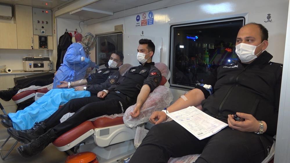 Polisler iftar sonrasında kan bağışında bulundu